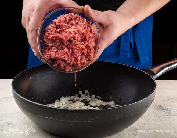 Добавьте в сотейник мясной фарш, перемешайте, обжарьте до средней готовности.