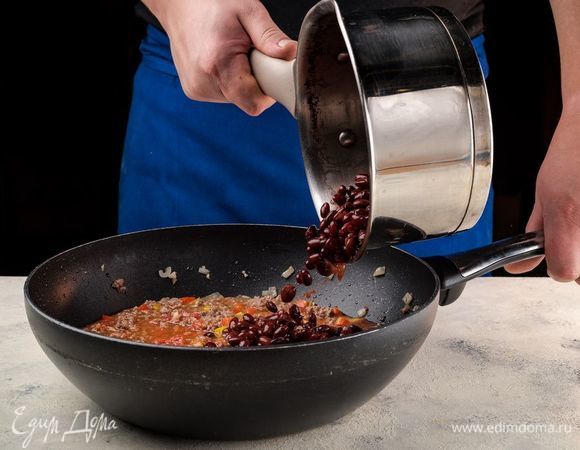 Добавьте фасоль. Все перемешайте и тушите 40 минут.