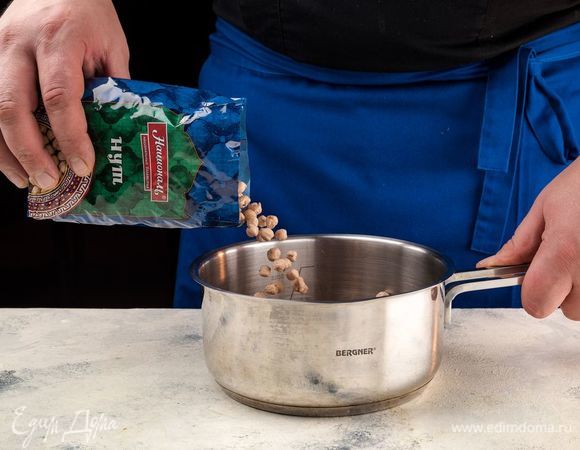 Нут ТМ «Националь» замочите на ночь водой, утром слейте воду и промойте бобы.