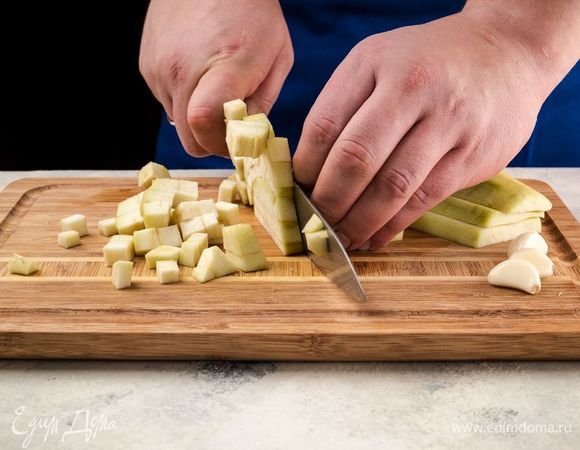 Очистите и нарежьте кубиками баклажаны. 