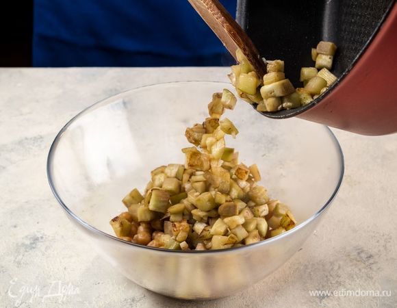 Обжарьте баклажаны с чесноком. 