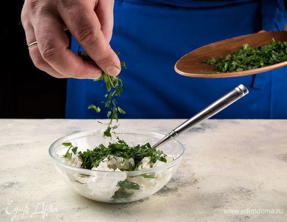В отдельной плошке разомните фету, соедините ее с измельченной зеленью.