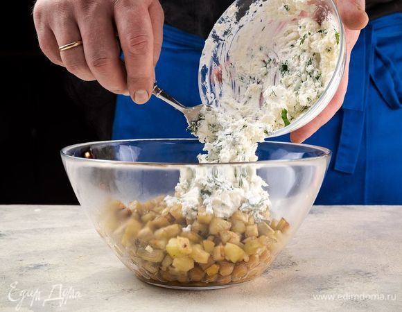 В глубокую чашу переложите нут и добавьте обжаренные ингредиенты.