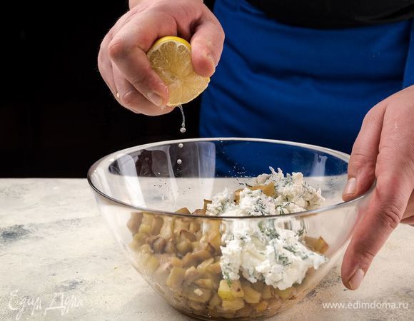Добавьте в плошку фету. Салат заправьте горчицей, лимонным соком и специями. Все перемешайте.
