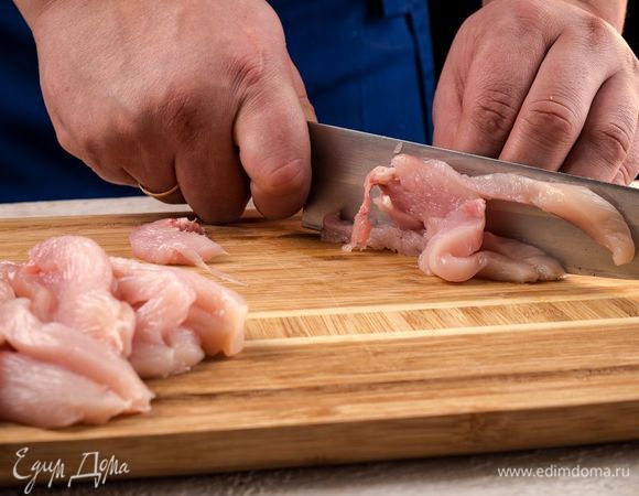 Куриное филе нарежьте тонкими полосками. В сотейнике разогрейте растительное масло, когда оно будет хорошо раскалено, положите мясо и обжаривайте на сильном огне.

