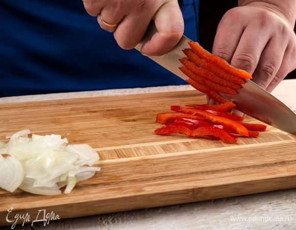 Нарежьте лук и болгарский перец.