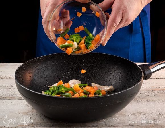 Когда куриное мясо покроется золотистой корочкой, добавьте в сотейник овощную смесь. 

