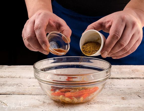 В отдельной плошке смешайте ингредиенты, добавьте кетчуп, специи масала и острый карри, все перемешайте.
