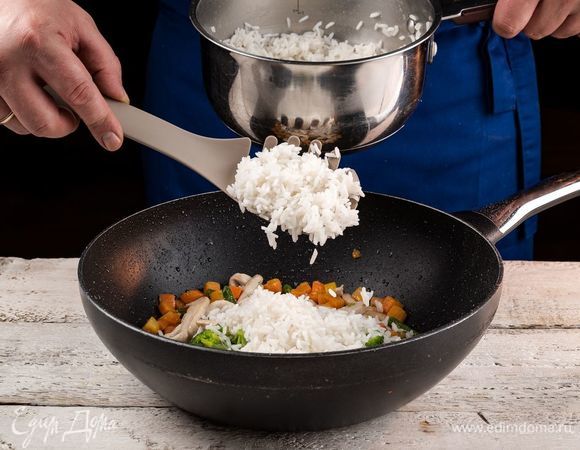 В сотейник добавьте рис «Азиатский» ТМ «Националь».