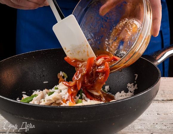 Залейте блюдо подготовленной заправкой. Все перемешайте.