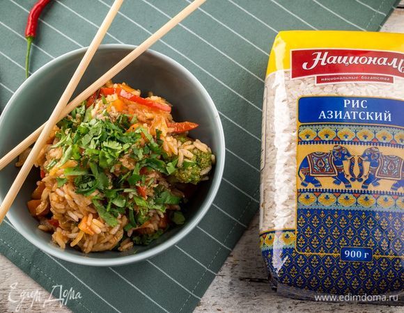 Готовое блюдо будет иметь слегка жидкую консистенцию. Украсьте его зеленью и каплями соуса чили. Приятного аппетита!