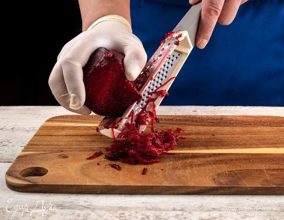 Свеклу промойте, обсушите и запеките в духовке. Готовую свеклу очистите и натрите на мелкой терке.