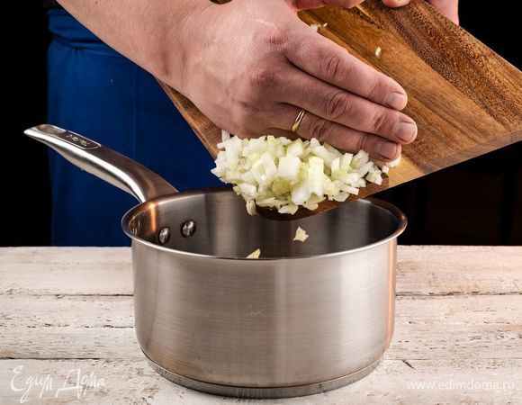 В сотейнике обжарьте измельченные лук и чеснок до золотистого цвета.