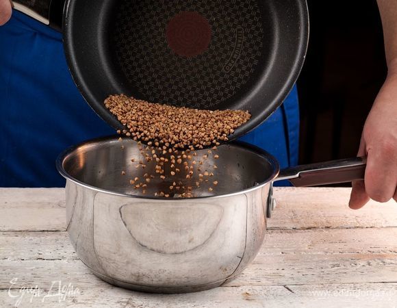 Добавьте гречку. Залейте водой из расчета 1:2 и варите до готовности крупы.