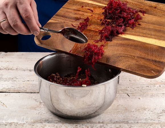 Смешайте готовую гречку со свеклой. Добавьте специи и лимонный сок.