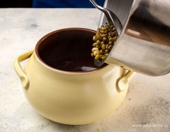 В горшочки разложите маш, дальше выложите овощи и добавьте специи.
