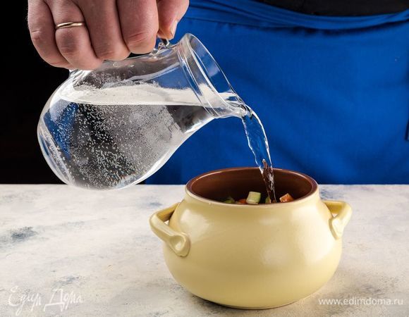 Влейте в каждый горшочек воду так, чтобы она покрывала овощи. Поставьте горшочки в духовку при 180°С и запекайте 1 час. Дальше духовку выключите, а горшочки оставьте томиться на 20 минут. 

