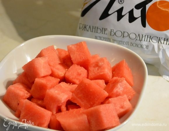 Арбуз нарезать кубиками.