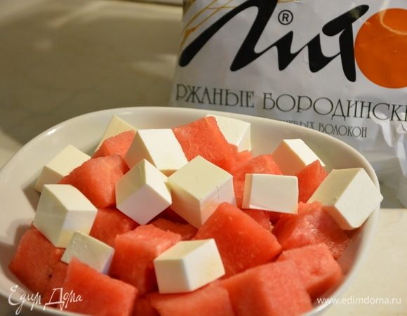 Сыр фета нарезать кубиками. 