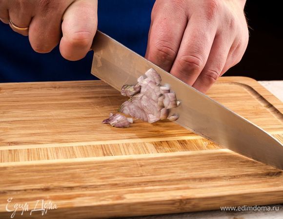 Креветки и мидии хорошо промыть. Отварите панцири креветок, бульон сохраните. В сковороде растопить сливочное масло, добавить морепродукты и специи по вкусу. Обжарить в течение 2 минут. Белый лук нарезать мелко, пассеровать на оливковом масле.