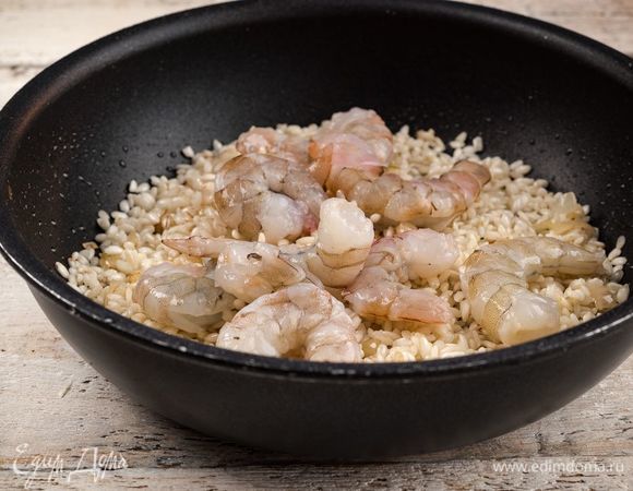 Креветки очистите и отправьте их жариться вместе с рисом.
