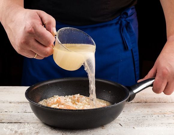 Дальше влить порциями бульон.