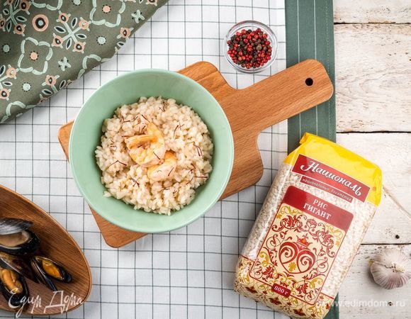 Готовое ризотто подавайте порционно с креветками и мидиями. Приятного аппетита!
