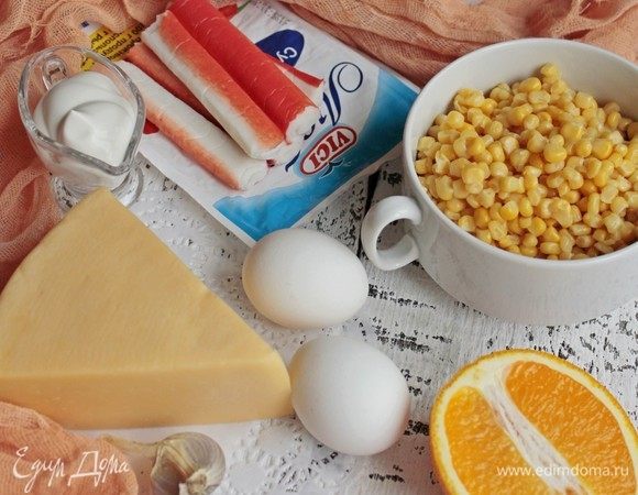 Подготовим наши ингредиенты. Из кукурузы сольем жидкость, яйцо отварим.