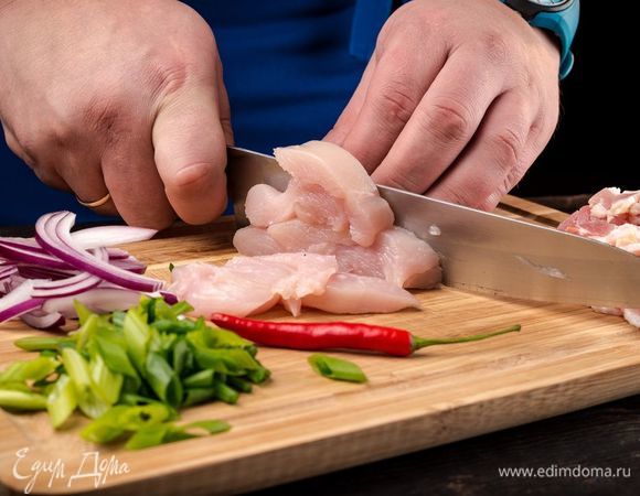 Куриное филе обсушите бумажными полотенцами и нарежьте небольшими кусочками. Бекон нарежьте полосками. Зеленый лук и перец чили нарежьте перьями. Красный лук нарежьте полукольцами. На сковороде без масла обжарьте полоски бекона.