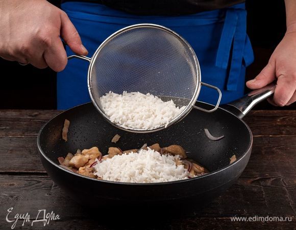 Рис «Азиатский» ТМ «Националь» отварите до готовности, выложите в сковородку, и все перемешайте.