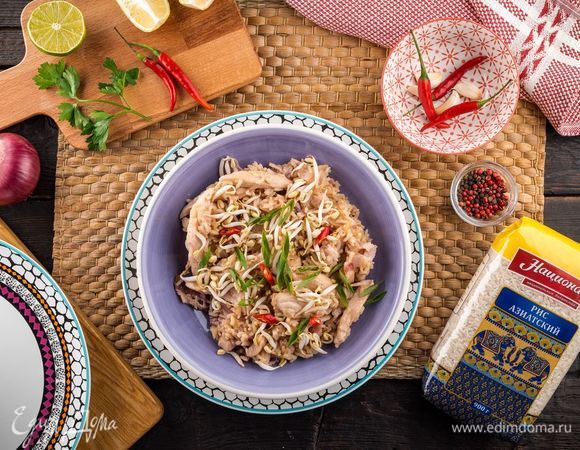 Готовое блюдо посыпьте блюдо перьями зеленого лука и перца чили, а сверху добавьте соевые ростки. Пикантное блюдо готово. Приятного аппетита!