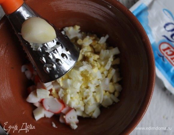 Соединим все ингредиенты, натерев или выдавив зубчик чеснока.