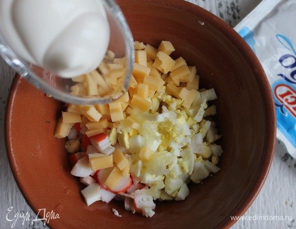 Заправим майонезом, подсолим по вкусу и перемешаем.