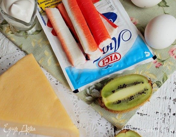 Подготовить продукты для салата. Яйца отварить.