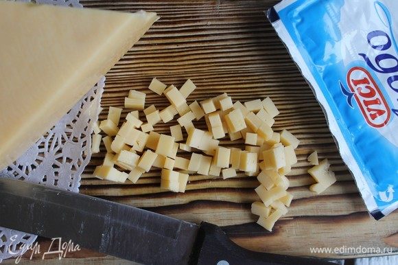 Также мелко режем сыр.