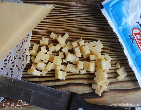 Также мелко режем сыр.