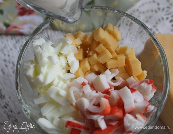Соединяем продукты, заправляем майонезом и перемешиваем. Перед подачей к столу салат посыпаем тертыми желтками.