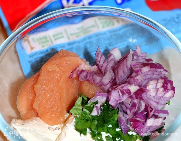 Для фарширования крабовых палочек ТМ «VICI» приготовим начинку. Смешаем 100 г творожного сыра с икрой судака, мелко нарезанным красным луком и зеленью.