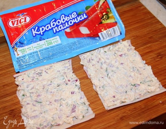 2 крабовые палочки ТМ «VICI» развернуть. У этих палочек сочная и нежная структура и они не ломаются при раскручивании! Выложить на палочки готовую начинку.