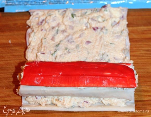 Одну палочку свернуть, ее положить на вторую, смазанную начинкой палочку и свернуть рулетом.