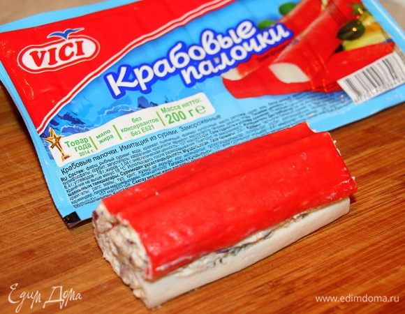 Получился большой рулет из крабовых палочек. Завернуть его в пищевую пленку и убрать в морозилку для застывания.