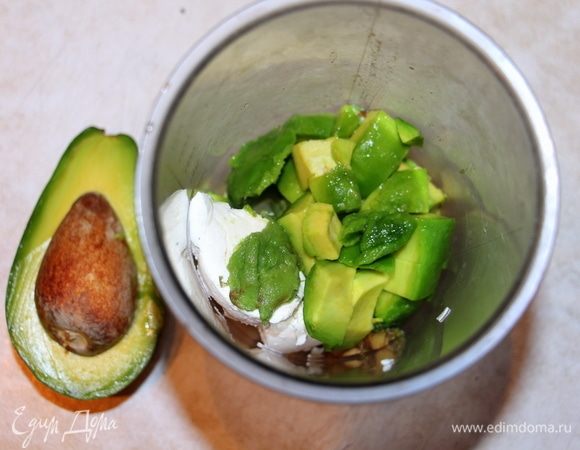 Готовим острую шубу из авокадо. В чашку блендера выложить мякоть спелого авокадо, творожный сыр и васаби (остроту можно менять по своему вкусу).