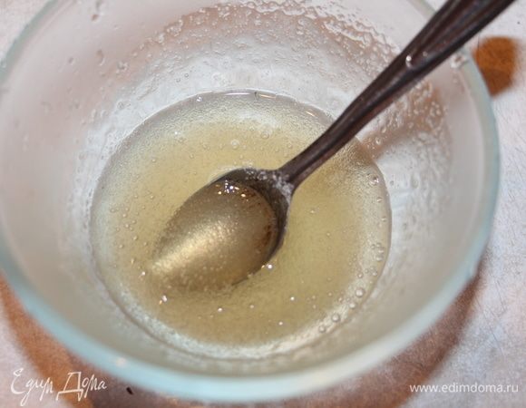 2 чайные ложки быстрорастворимого желатина залить 50 мл кипятка и размешивать до полного растворения. Добавить к массе из авокадо.