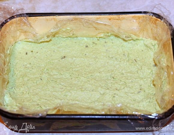 Небольшую форму выложить пищевой пленкой, на нее выкладываем массу из авокадо, разравниваем и убираем в холодильник для стабилизации.