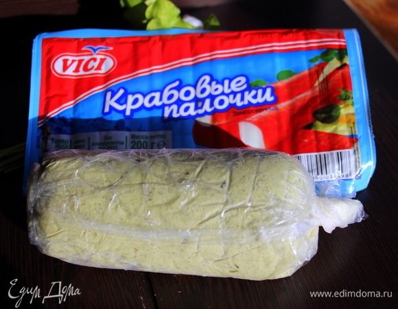 Сворачиваем рулетом, закручиваем в пищевую пленку и убираем для застывания в морозилку.