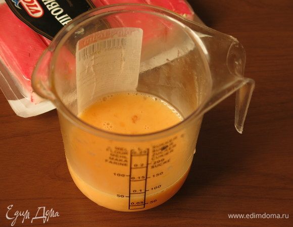 Разбиваем яйцо в мерный стакан.