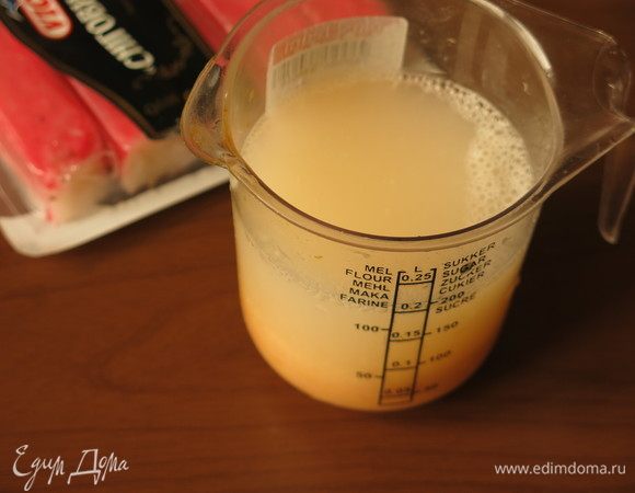 Доливаем холодной водой до 200 мл. Количество воды зависит от размера яйца, у меня крупное, с 2 желтками.