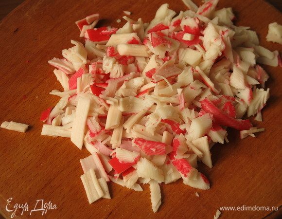 Измельчаем палочки (на фото 200 г).