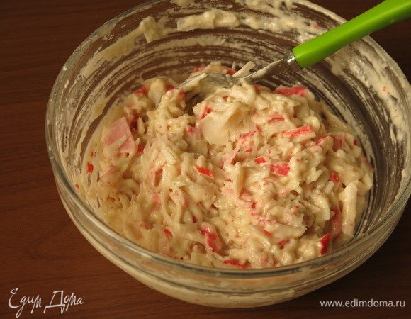 Смешиваем палочки с тестом.