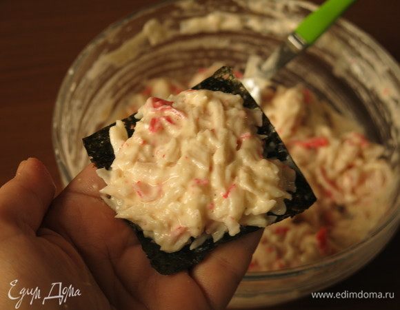 На кусочек нори выкладываем начинку.